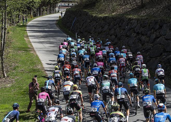 das Peleton bei Maria Stein
