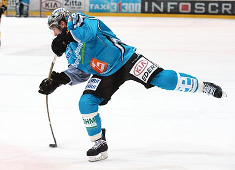 Brad Purdie, Stuermer, Linz beim Schuss aufs Tor der Caps; Vienna Capitals vs. Liwest Black Wings 