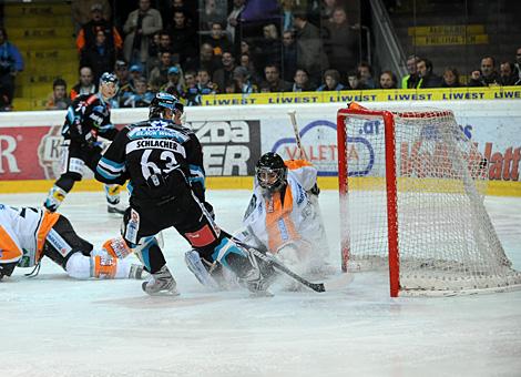 #63 Markus Schlacher, Liwest Black Wings Linz, trifft zum 5 zu 1 fuer den EHC Liwest Black Wings.