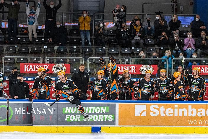 Die Steinbach Black Wings Linz feiern den Sieg über Innsbruck, Steinbach Black Wings Linz vs HC Tiwag Innsbruck - Die Haie, bet-at-home ICE Hockey League