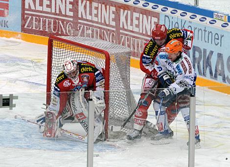 Roland Kaspitz, VSV vor dem Tor des KAC gehuetet von Rene Swette, Stadion Klagenfurt