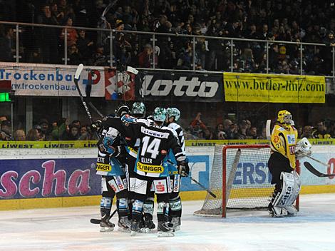 Linz feiert das 3 zu 3, EHC Liwest Black Wings Linz vs. UPC Vienna Capitals, Viertelfinale