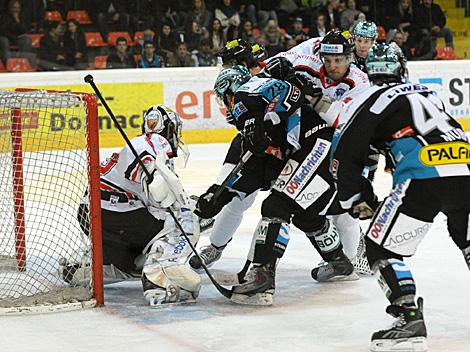 Mike Ouellette Linz vor Tormann Filip Landsman, Znojmo, EHC Liwest Black Wings Linz vs. HC Orli Znojmo
