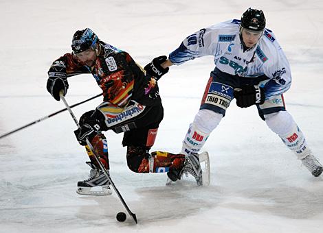 Mark Szuecs, Liwest Black Wings Linz, im Duell mit Gergo Nagy, SAPA Fehervar AV19
