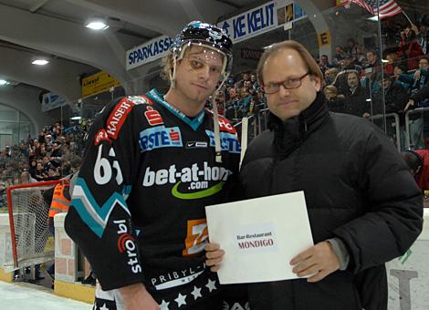 Spieler des Abends die #63 Markus Schlacher, Stuermer, EHC Liwest Black Wings Linz mit Matchsponsor, Gero Pribyl.