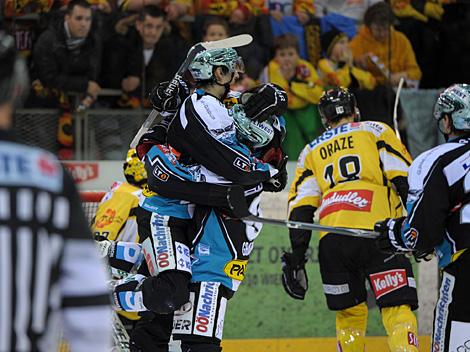 Martin Grabher Meier und Daniel Oberkofler jubeln ueber den Siegtreffer, UPC Vienna Capitals vs EHC Liwest Black Wings, Play Off -Viertelfinale, Spiel 2