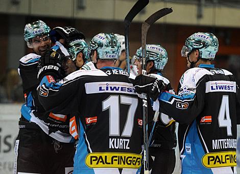 Mike Ouellette EHC Liwest Black Wings Linz feiert das 3 zu 2 vs. HC Energy Karlovy Vary