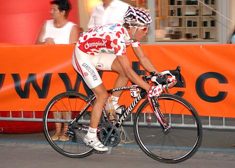 Bernhard Kohl, Team Gerolsteiner, im Trikot des Bergwertungssiegers der Tor de France, beim Kriterium in Wels.