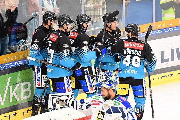 Die Steinbach Black Wings Linz feiern das Tor zum 2 zu 4 durch Brian Lebler (Steinbach Black Wings Linz), 5. Runde ICE, Steinbach Black Wings Linz vs EC VSV , Linz AG Eisarena 