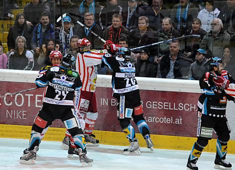 Harte Duelle auch ohne Scheibe zwischen KAC und den Liwest Black Wings.