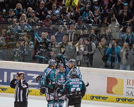 Linz feiert das 1 zu 0,  EHC Liwest Black Wings Linz vs EC VSV