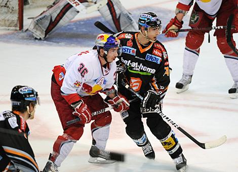 Daniel Oberkofler Liwest Black Wings Linz vs Marco Pewal EC Red Bull Salzburg