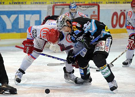 Philipp Lukas, beim Bully, Liwest Black Wings Linz vs. HK Acroni Jesenice