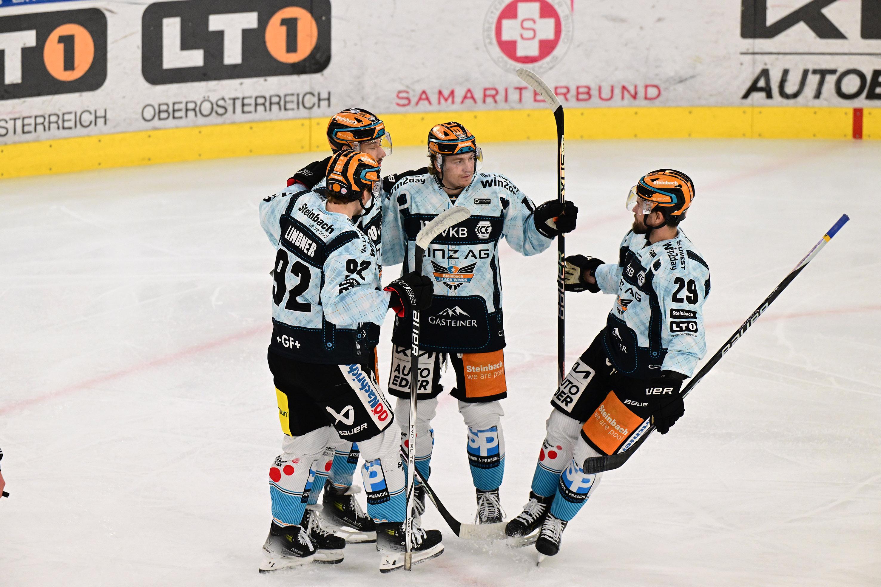 Brodi Stuart (Steinbach Black Wings Linz) feiert das Tor zum 2 zu 0, Oktoberfest, Steinbach Black Wings Linz vs Moser Medical Graz 99ers, Linz AG Eisarena