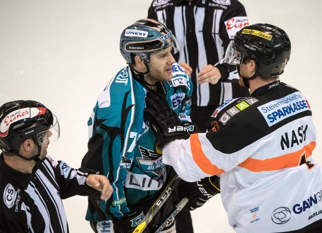 Kevin Moderer (EHC Liwest Black Wings Linz) und Brendon Nash (Moser Medical Graz 99ers) EHC Liwest Black Wings Linz vs Moser Medical Graz 99ers