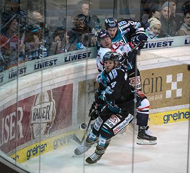 David Franz (EHC Liwest Black Wings Linz) und Philipp Lukas (EHC Liwest Black Wings Linz)  EHC Liwest Black Wings Linz vs KHL Medvescak Zagreb