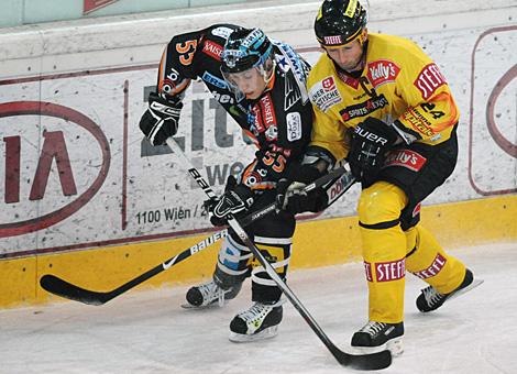 Darcy Werenka Vienna Capitals und Robert Lukas Liwest Black Wings Linz 