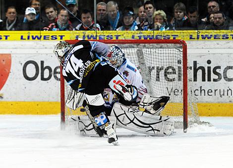 Daniel Oberkofler trifft den entscheidenden Penalty ins Tor der Ungarn. Liwest Black Wings Linz vs. SAPA Fehervar AV19