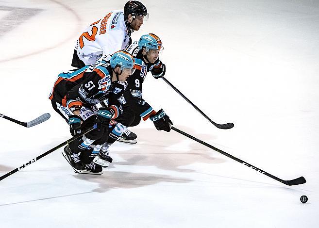 Im Bild: Daniel Woger (EHC Liwest Black Wings Linz), Rick Schofield (EHC Liwest Black Wings Linz), Kevin Moderer (Moser Medical Graz 99ers), Eishockey,  EHC Liwest Black Wings Linz vs Moser Medical Graz 99ers