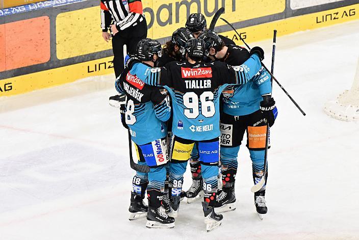 Die Steinbach Black Wings Linz feiern das Tor zum 1 zu 0 durch Shawn St.Amant (Steinbach Black Wings Linz), 34. Runde ICE, Steinbach Black Wings Linz vs Hydro Fehervar AV 19, Linz AG Eisarena 