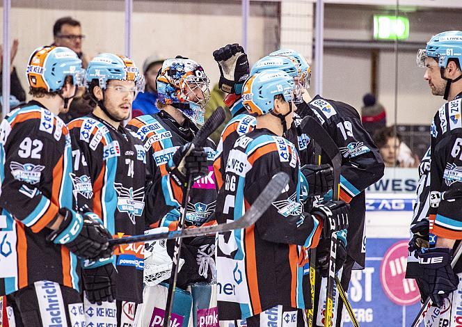 Im Bild: Linz feiert den Sieg mit Tormann Thomas Stroj (EHC Liwest Black Wings Linz), Eishockey,  EHC Liwest Black Wings Linz vs Dornbirn Bulldogs