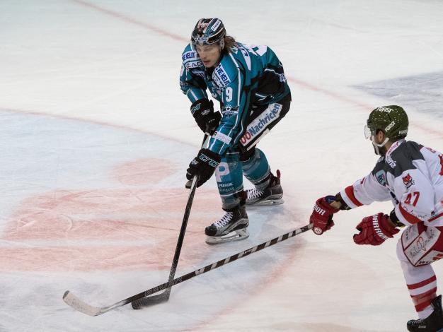 Brian Lebler (EHC Liwest Black Wings Linz) und Ryan Glenn (HCB Suedtirol Alperia)  EHC Liwest Black Wings Linz vs HCB Suedtirol Alperia 3. Viertelfinale