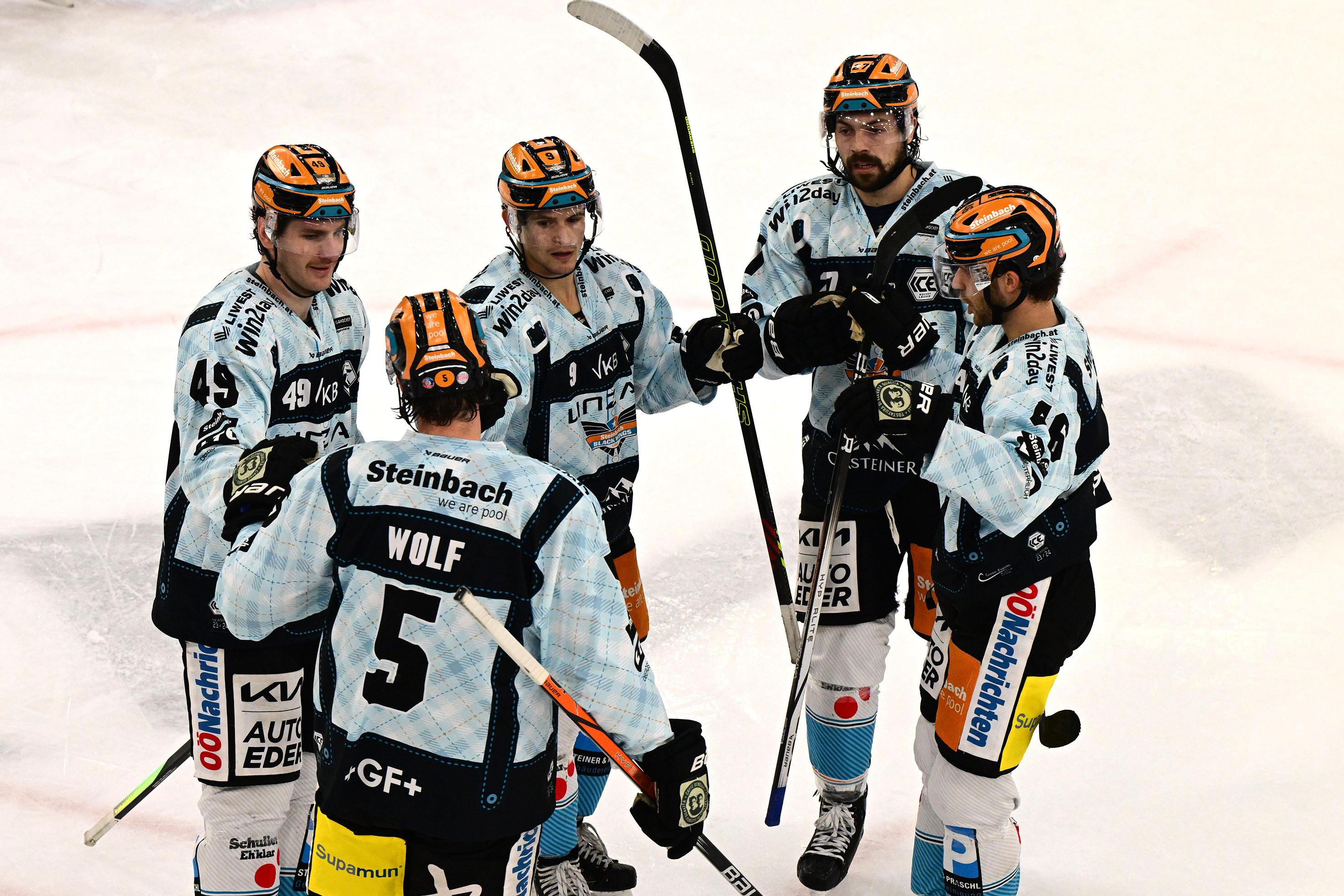 Graham Knott (Steinbach Black Wings Linz) feiert das Tor zum 4 zu 0, Oktoberfest, Steinbach Black Wings Linz vs Moser Medical Graz 99ers, Linz AG Eisarena