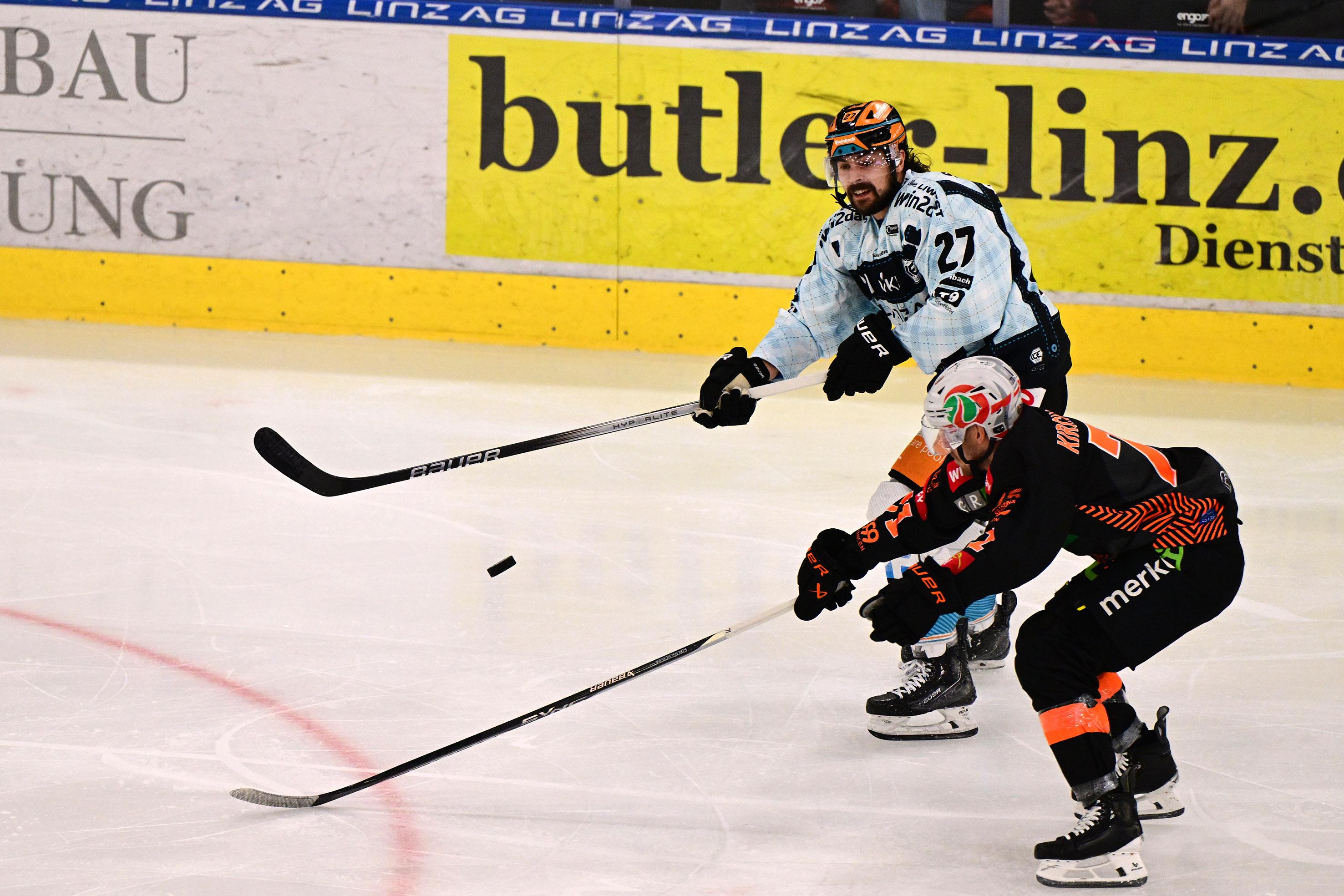 Shawn St.Amant (Steinbach Black Wings Linz), Erik Kirchschläger (Moser Medical Graz 99ers), Oktoberfest, Steinbach Black Wings Linz vs Moser Medical Graz 99ers, Linz AG Eisarena