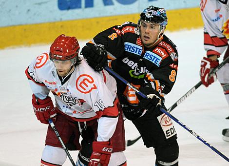 Im Bild Michael Mayr, Verteidiger Liwest Black Wings Linz, Marjan Manfreda, HK Acroni Jesenice.