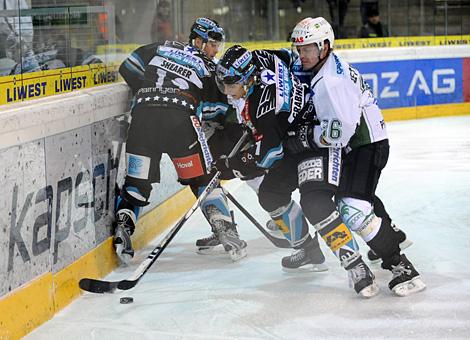 #91 Martin Grabher Meier, Liwest Black Wings Linz im Duell an der Bande mit der #36 Pasi Petrilaeinen,  HDD Tilia Olimpija Jjubljana