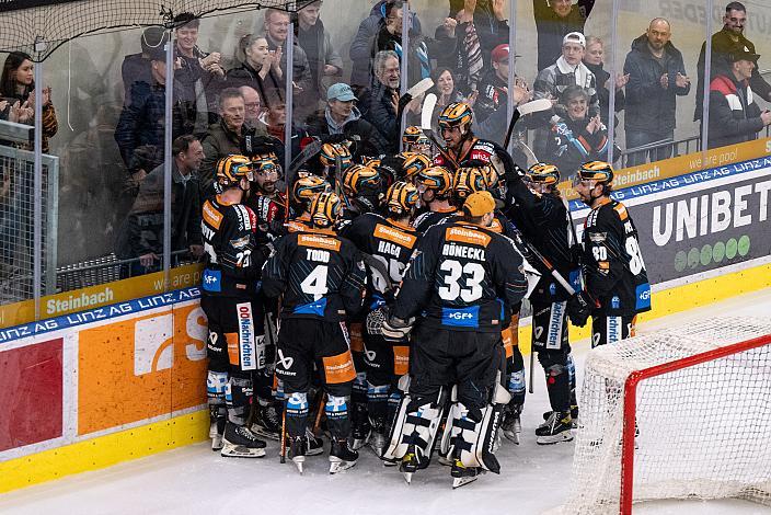 v.l. Das Team der Steinbach Black Wings Linz und Graham Knott (Steinbach Black Wings Linz) und Martin Schumnig (Steinbach Black Wings Linz) feiern das Tor in Overtime zum Gleichstand in der Play-OffSerie, Steinbach Black Wings Linz vs HCB Südtirol Alperia, Viertelfinale, 6. Runde ICE Hockey League, Linz AG Eisarena