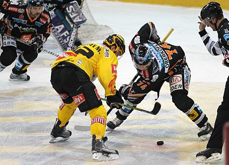 Daniel Oberkofler Liwest Black Wings Linz und Marcel Rodman EV Vienna Capitals