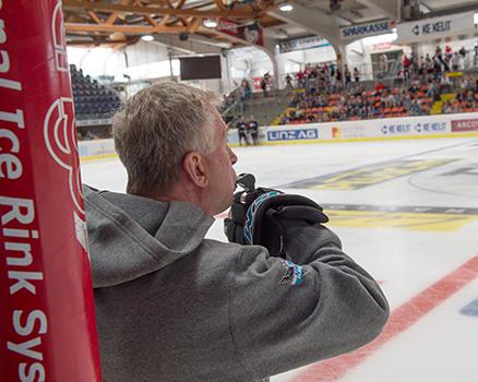 Head-Coach Robert Daum (EHC Liwest Black Wings Linz) Anpfiff zur Eiszeit