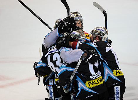 Die Linzer Liwest Black Wings Linz jubeln vs. Moser Medical Graz 99ers