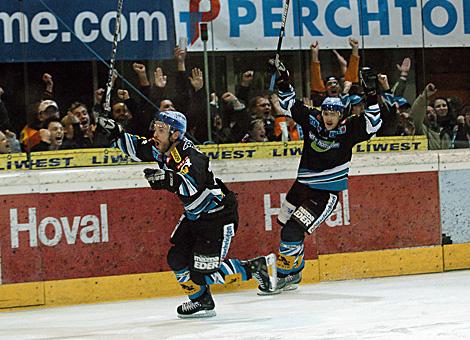 #44 Cameron Severson und #54 Raimund Divis, EHC Liwest Black Wings jubeln ueber den Fuehrungstreffer.