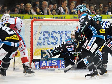 Alex Westlund, Tormann, Linz, klaert gegen Manuel Geier, KAC, EHC Liwest Black Wings Linz vs EC KAC