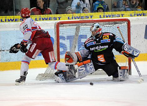 Alex Westlund, Linz haelt den Penalty gegen Ziga Jeglic, Liwest Black Wings Linz vs. HK Acroni Jesenice
