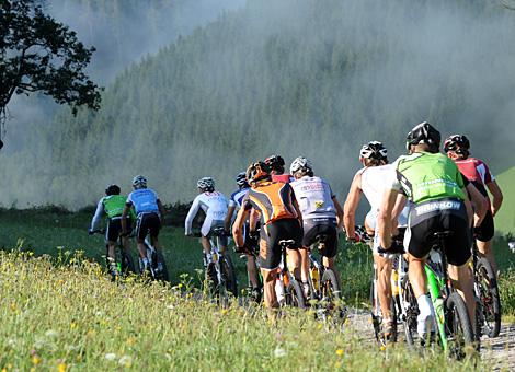 Das Starterfeld der Marathondistanz am Weg durch das Hintergebirge. 