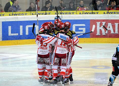 Der KAC jubelt ueber den Aufstieg ins Finale.