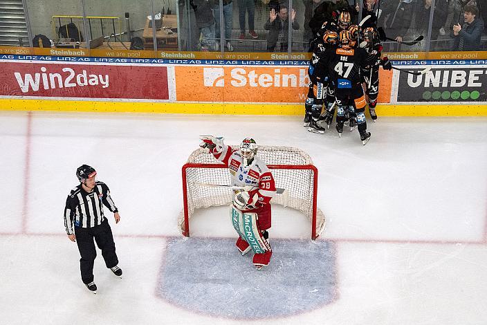 Tormann Samuel Harvey (HCB Suedtirol Alperia), die Steinbach Black Wings Linz feiern das Tor zum Sieg im Spiel 6, Steinbach Black Wings Linz vs HCB Südtirol Alperia, Viertelfinale, 6. Runde ICE Hockey League, Linz AG Eisarena 