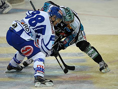 Rob Hisey, Linz und Shayne Toporowski, VSV, EHC Liwest Black Wings Linz vs. EC Rekord Fenster VSV