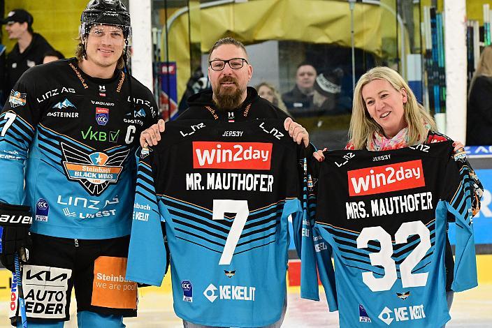 Heiratsantrag Rene und Sabine Mauthofer, am Eis 48. Runde ICE, Steinbach Black Wings Linz vs Vienna Capitals, Linz AG Eisarena