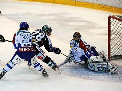 Mike Ouellette, Linz verfehlt gegen Robert Kristan, Zagreb, EHC Liwest Black Wings Linz vs. KHL Medvescak Zagreb