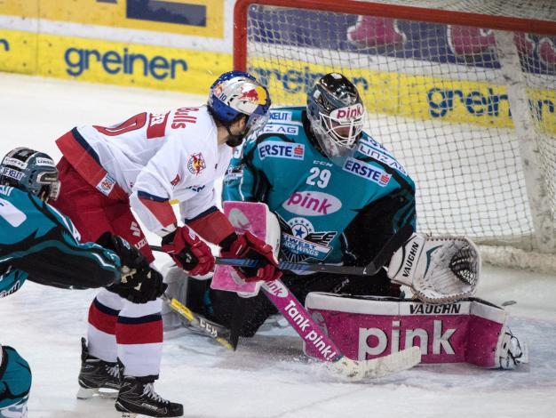 Tormann Michael Ouzas (EHC Liwest Black Wings Linz) haelt gegen Daniel Welser (EC Red Bull Salzburg)  EHC Liwest Black Wings Linz vs EC Red Bull Salzburg