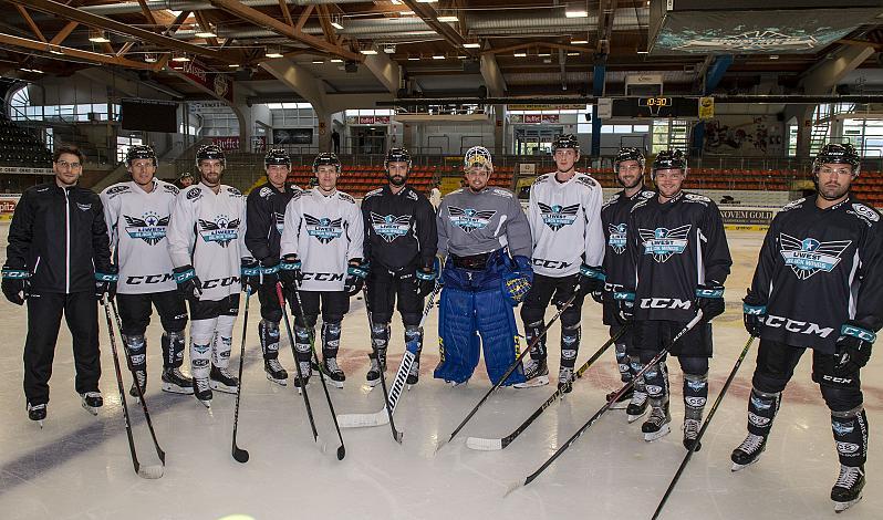 v.l. Head-Coach Pierre Beaulieu, Juha-Pekka Hytönen, Charles-David Beaudoin, Niklas Tikkinen, Niklas Bretschneider, Sebastien Piche, Tormann Luca Gracnar, Laurin Müller, Marc-Andre Dorion,  Alexander Lahoda, Andrew Kozek,  alle Black Wings Linz,  Eishockey