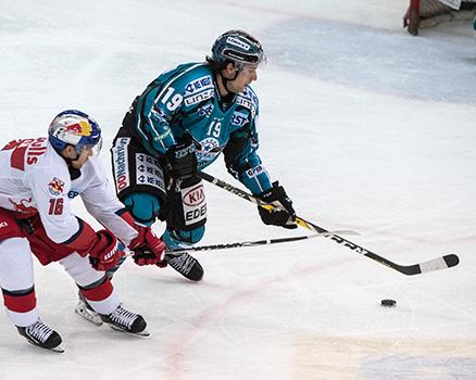 Joel Broda (EHC Liwest Black Wings Linz) und Ryan Duncan (EC Red Bull Salzburg), EHC Liwest Black Wings Linz vs EC Red Bull Salzburg