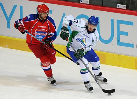 #47 Alexander Radulov, Stuermer, Salavat Yulayev Ufa im Duell mit der #92 Tomas Vak, Stuermer, HC Mountfield Ceske Budejovice.