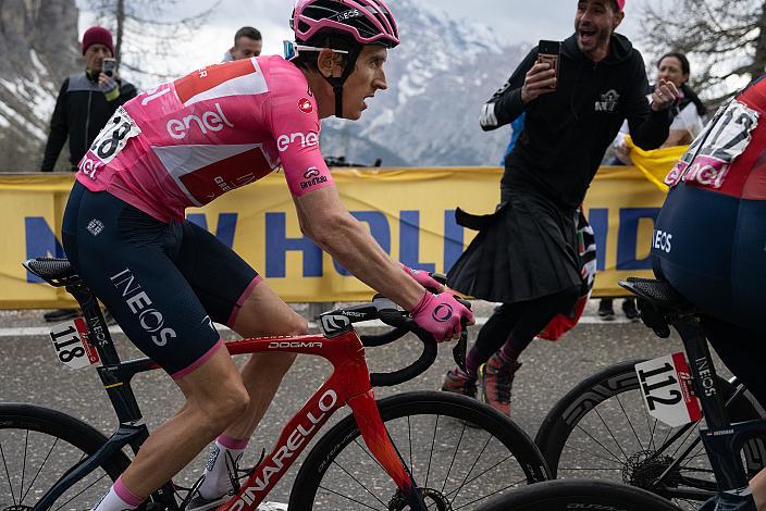 Geraint Thomas (GBR, Ineos Grenadiers) im Rosa Trikot des führenden in Gesamtwertung des Giro d Italia  106. Giro d Italia, Stage 19, Longarone  - Tre Cime de Lavaredo 183km