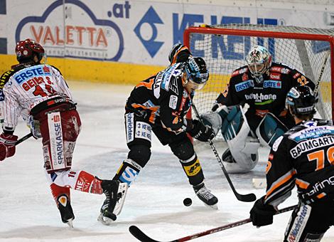 Rich Bronilla, Liwest Black Wings Linz klaert vor Stefan Geier, KAC.