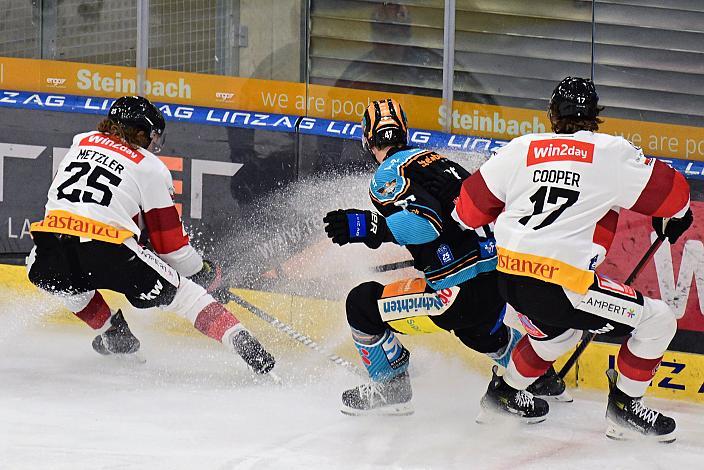 Julian Metzler (Pioneers Vorarlberg), Logan Roe (Steinbach Black Wings Linz), Oliver Cooper (Pioneers Vorarlberg),  Win2Day ICE Hockey League,  Steinbach Black Wings Linz vs  Pioneers Vorarlberg,  Linz AG Eisarena 